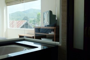 Deluxe Room | Bathroom | Shower, free toiletries, towels - Pai In Town (Pai)