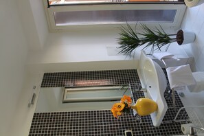 Vierbettzimmer | Badezimmer | Dusche, kostenlose Toilettenartikel, Haartrockner