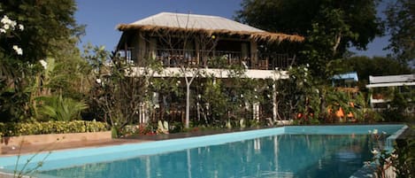 Una piscina al aire libre