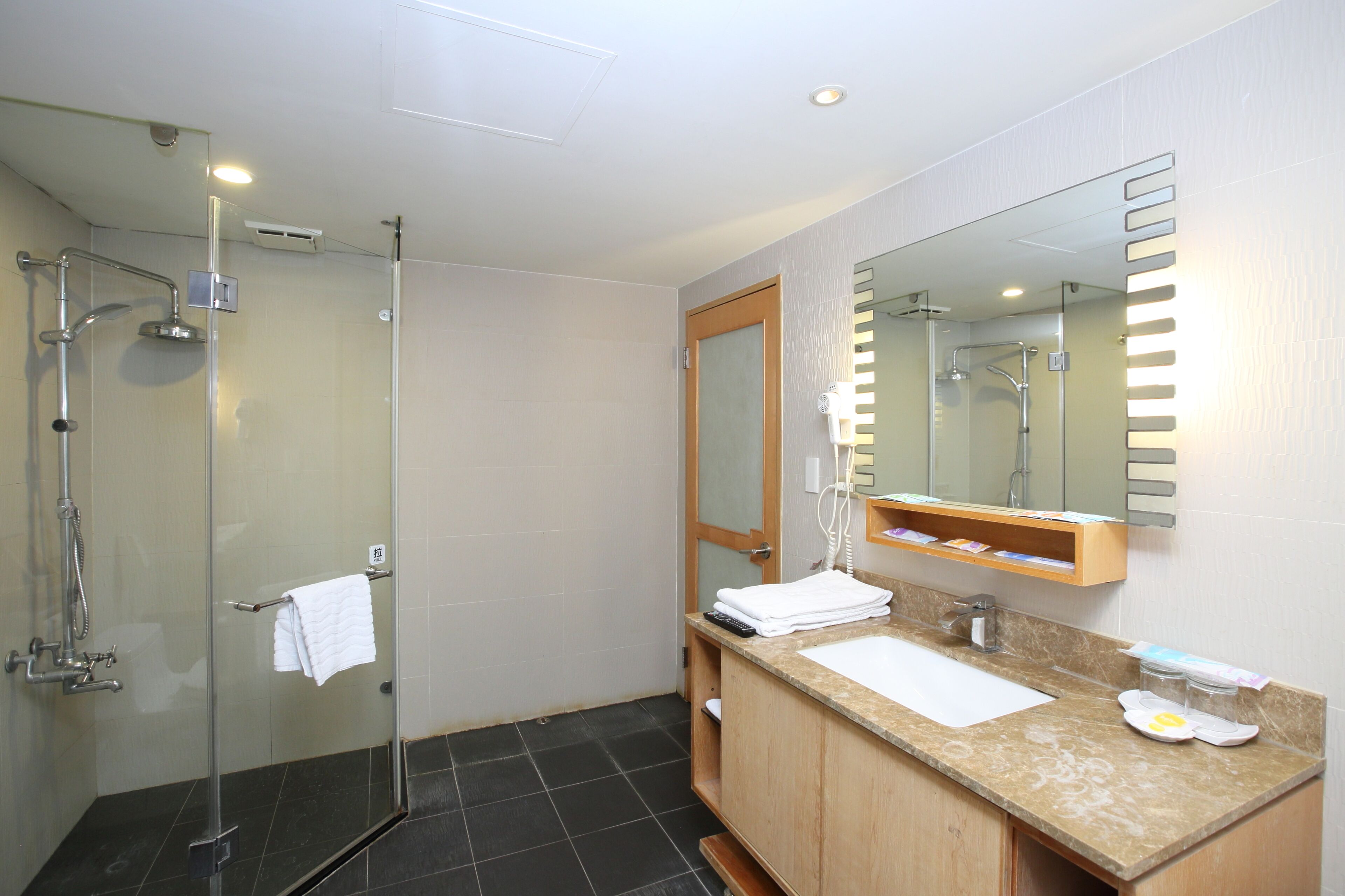 디럭스 더블룸, 퀸사이즈침대 1개 | 욕실 | 샤워 시설, 무료 세면용품, 헤어드라이어, 슬리퍼