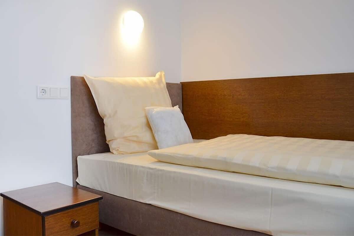Habitación individual | Caja de seguridad en la habitación, escritorio y insonorización