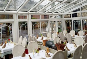 Se sirven comidas, cenas y cocina internacional 