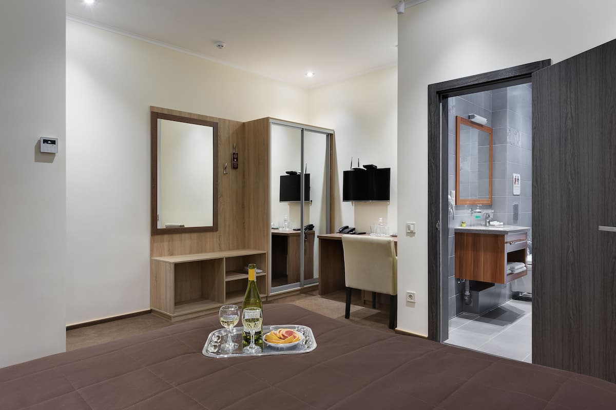 Habitación estándar | Ropa de cama de alta calidad y caja de seguridad en la habitación