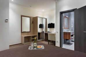 Standard Room | Premium bedding, in-room safe, desk, laptop workspace