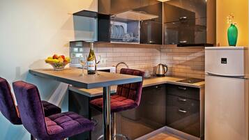 Dụng cụ pha cà phê/trà, ấm điện, ghế cao cho trẻ em, bàn ăn