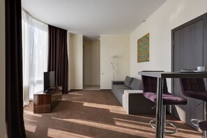 公寓, 1 间卧室, 阳台 | 高档床上用品、客房内保险箱、办公桌、笔记本电脑工作区