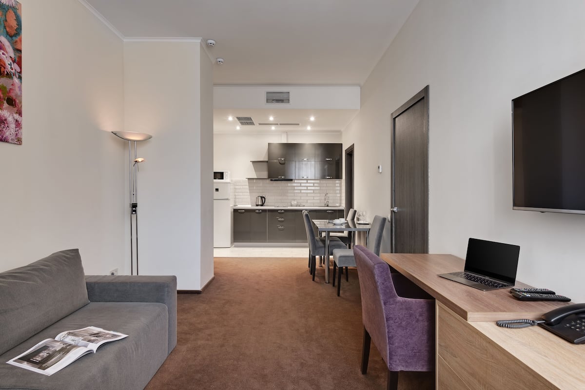Departamento, 2 habitaciones | Ropa de cama de alta calidad y caja de seguridad en la habitación