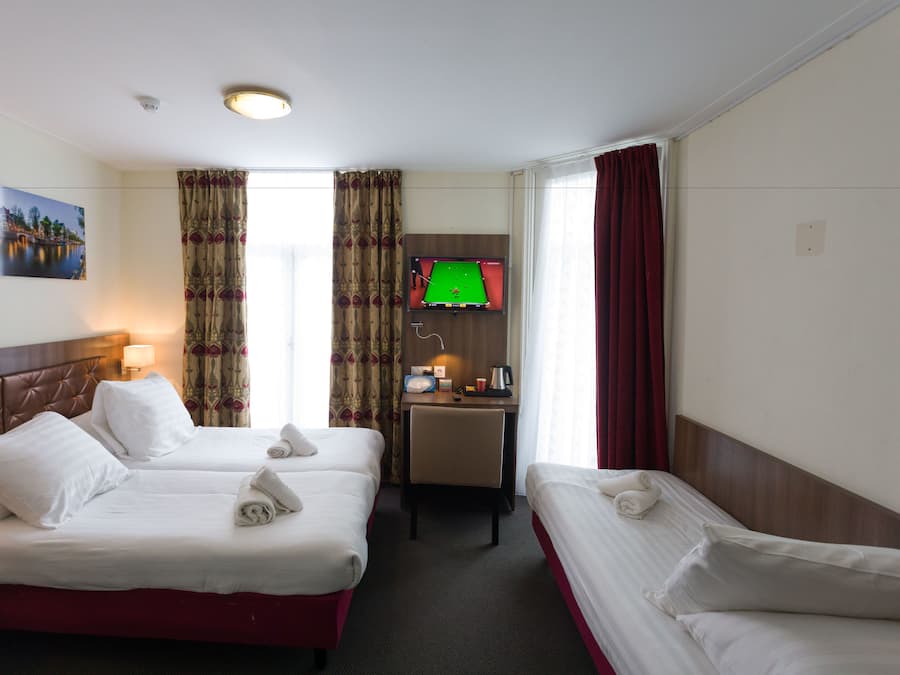 Coffres-forts dans les chambres, bureau, fer et planche à repasser