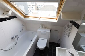 Quarto casal standard | Banheiro | Produtos de toalete grátis, secador de cabelo, roupões de banho 