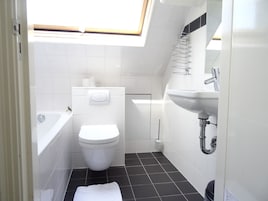 Kostenlose Toilettenartikel, Haartrockner, Bademäntel, Hausschuhe