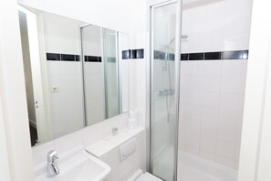 Small twin room Souterrain | Badezimmer | Kostenlose Toilettenartikel, Haartrockner, Bademäntel, Hausschuhe