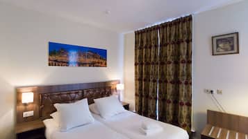 Een kluis op de kamer, een bureau, een strijkplank/strijkijzer