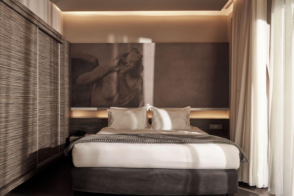 Premium bedding, pillowtop beds, minibar, in-room safe