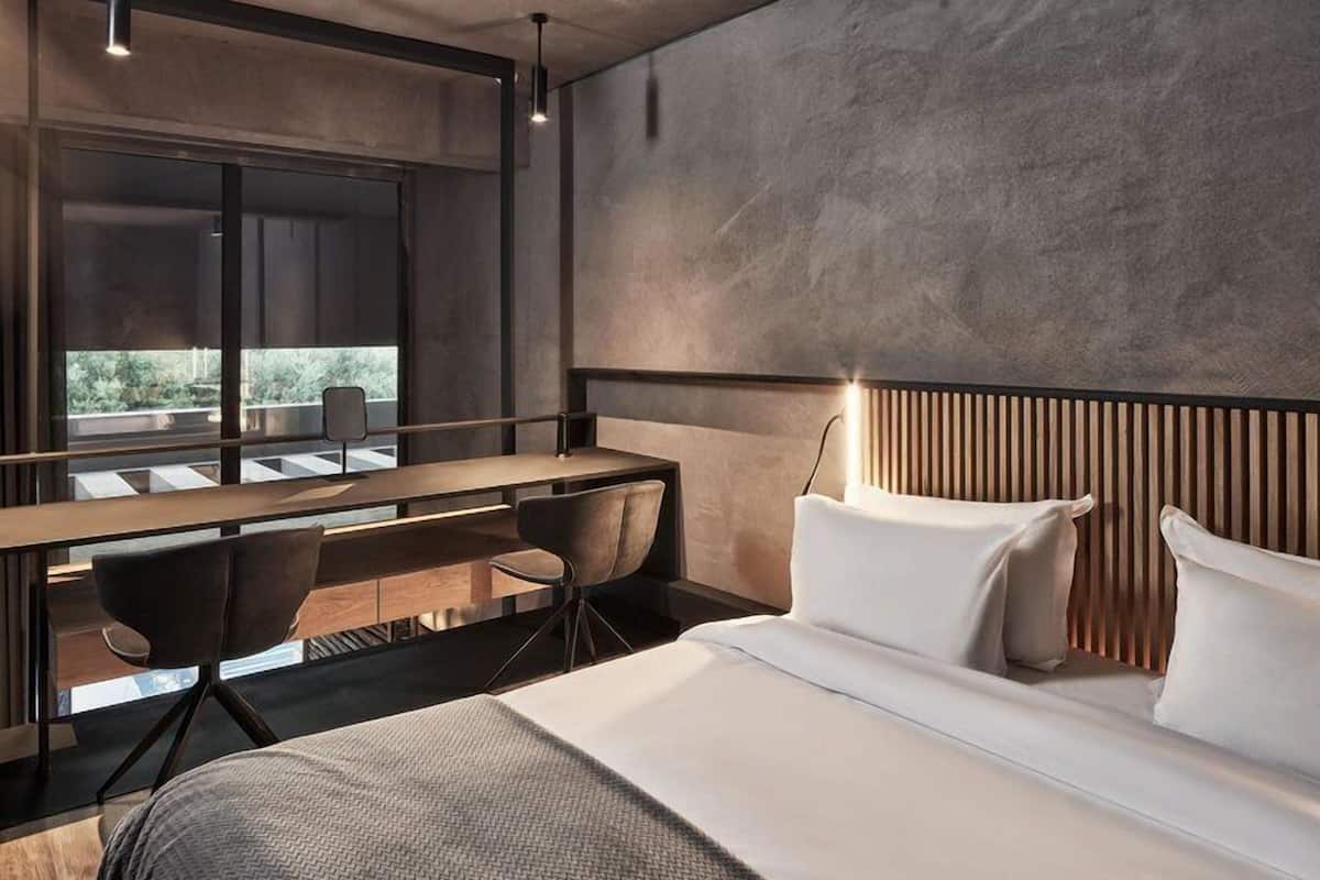 Premium bedding, pillow-top beds, minibar, in-room safe