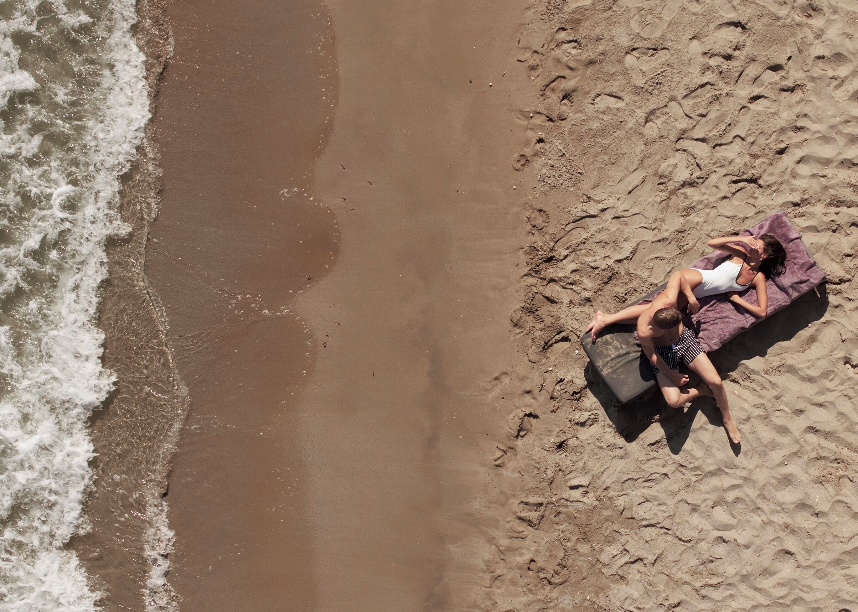 Ubicación a pie de playa, tumbonas y sombrillas