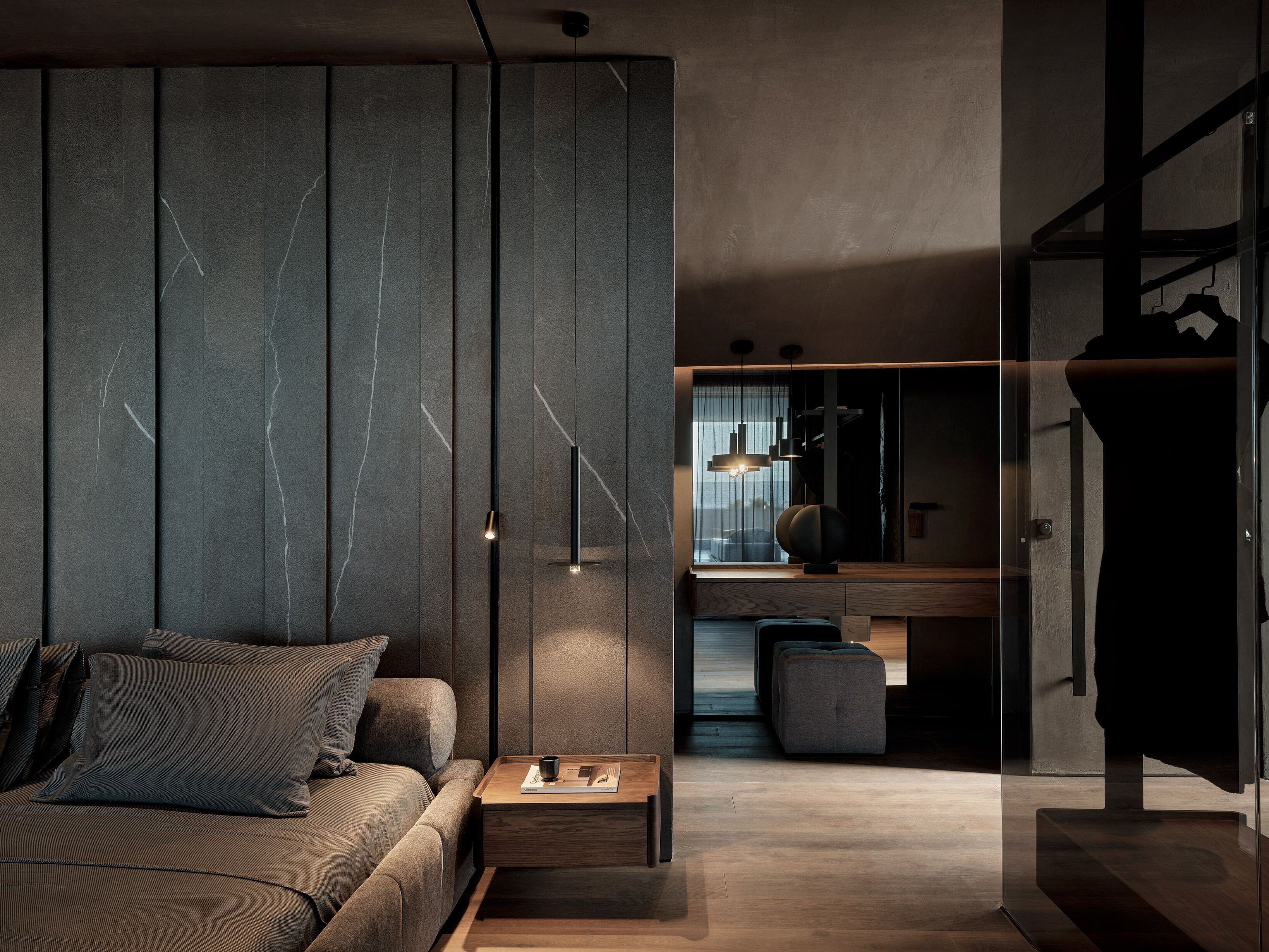 Ein modernes Wohnzimmer mit einer Couch, einem Couchtisch und einem großen Fenster.