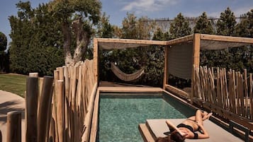 Una piscina al aire libre, cabañas de piscina gratuitas, sombrillas