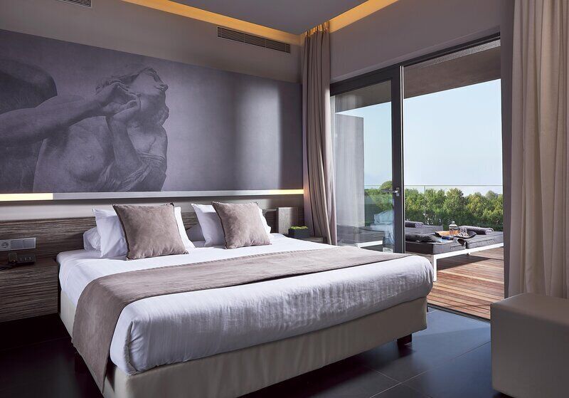 Garden View Retreat | Premium bedding, pillow-top beds, minibar, in-room safe