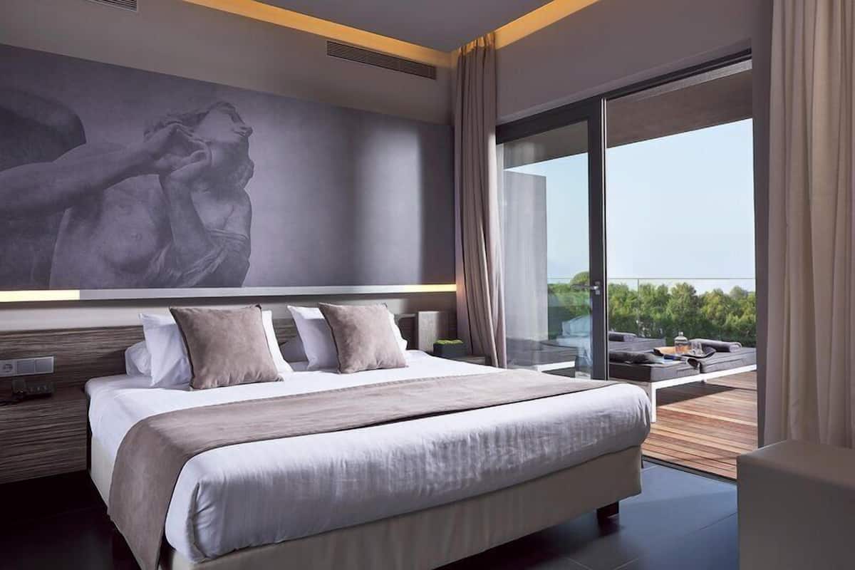 Garden View Retreat | Premium bedding, pillow-top beds, minibar, in-room safe