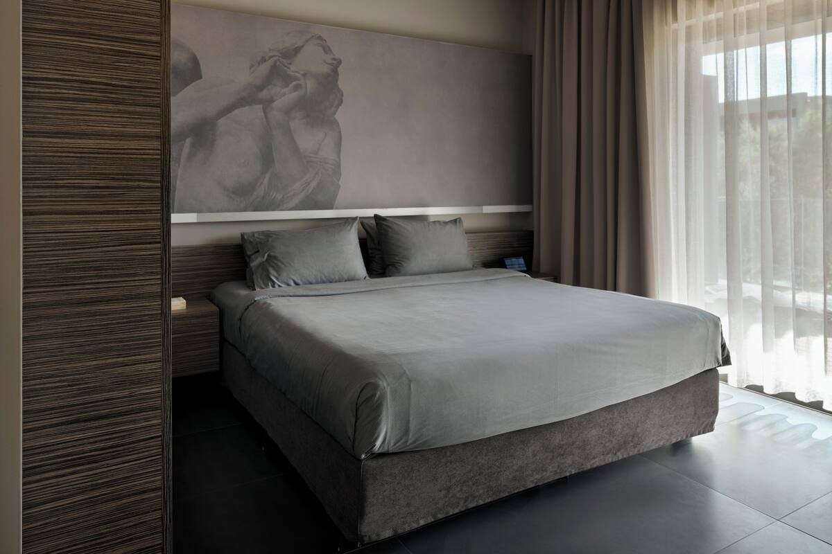 Garden View Retreat | Premium bedding, pillowtop beds, minibar, in-room safe