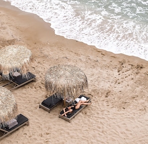 Am Strand, Liegestühle, Sonnenschirme