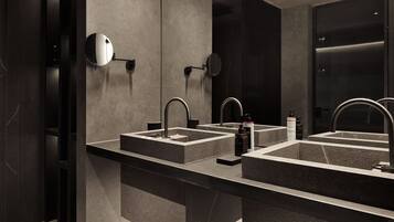 Suite Premium | Baño | Amenidades de baño gratuitas, secadora de cabello, batas, pantuflas