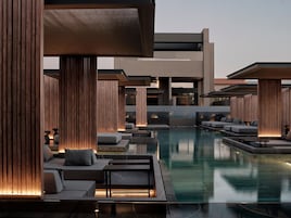Una piscina al aire libre, camas de piscina gratis, sombrillas