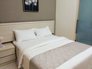 Superior Queen Room Without Window | Desk, iron/ironing board, free WiFi, bed sheets - Aurora Hotel (Malacca City)