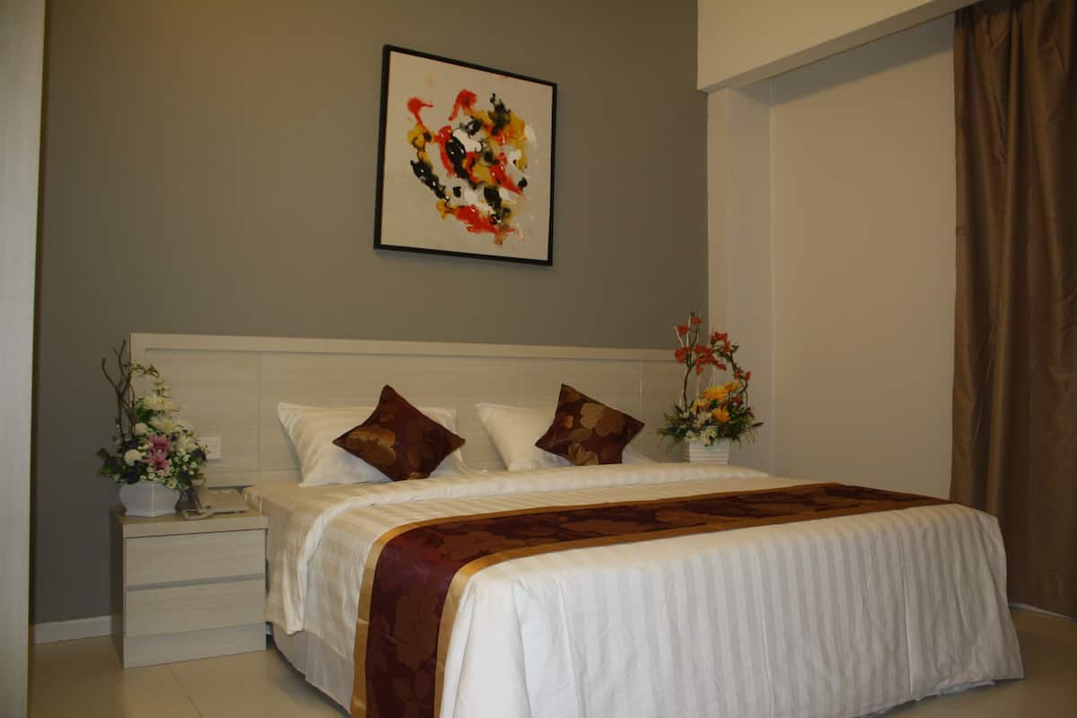 Habitación superior, 1 cama de matrimonio grande | Escritorio, tabla de planchar con plancha, wifi gratis y ropa de cama