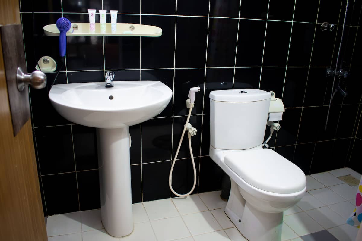 deluxe double room, 2 bedrooms, terrace, garden view | bathroom | shower, free toiletries, bathrobes, towels