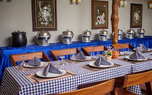 S'hi serveixen plats de cuina internacional