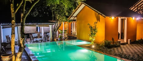 Habitación Deluxe doble, 2 habitaciones, terraza, vistas al jardín | Piscina al aire libre | Una piscina al aire libre