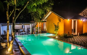 Dobbeltrom – deluxe, 2 soverom, terrasse, hageutsikt | Utendørsbasseng