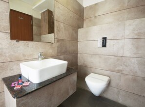 Shower, free toiletries, slippers, towels - Uddhav Vilas (Udaipur)