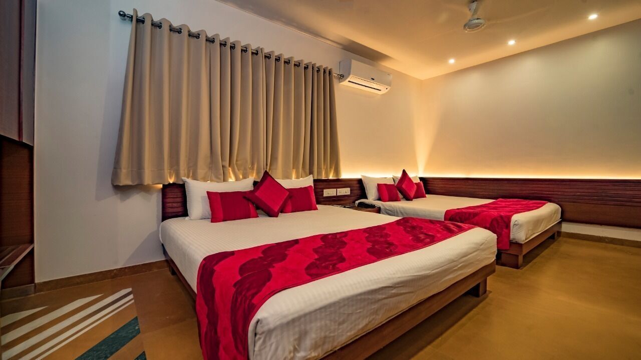 Desk, laptop workspace, free WiFi, bed sheets