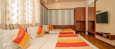 Habitación familiar, 2 camas dobles | Escritorio, espacio para trabajar con un portátil, wifi gratis
