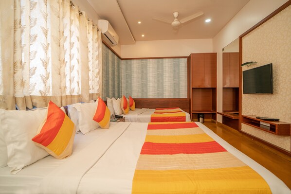 Phòng dành cho gia đình, 2 giường đôi | Bàn, khu vực làm việc phù hợp cho laptop 