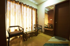 Flat-screen TV, fireplace - Uddhav Vilas (Udaipur)