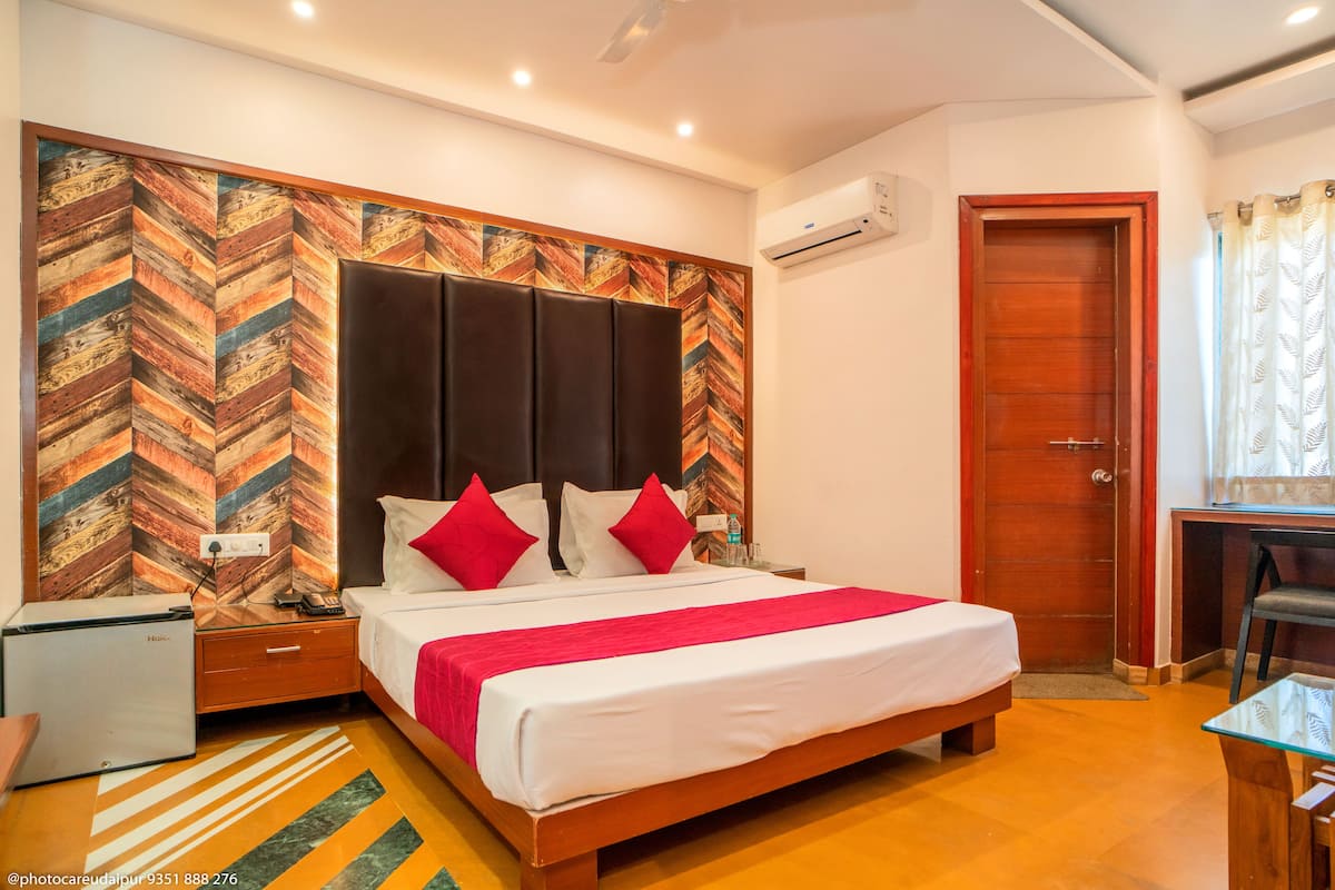 Deluxe-Doppelzimmer, 1 Doppelbett | Schreibtisch, laptopgeeigneter Arbeitsplatz, kostenloses WLAN