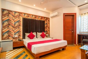 Phòng đôi Deluxe, 1 giường đôi | Bàn, khu vực làm việc phù hợp cho laptop 