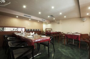 Phục vụ bữa sáng và bữa tối, món ăn mang phong cách quốc tế 