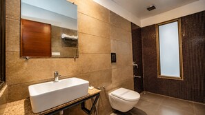 Deluxe-Doppelzimmer, 1 Doppelbett | Badezimmer | Dusche, kostenlose Toilettenartikel, Hausschuhe, Handtücher