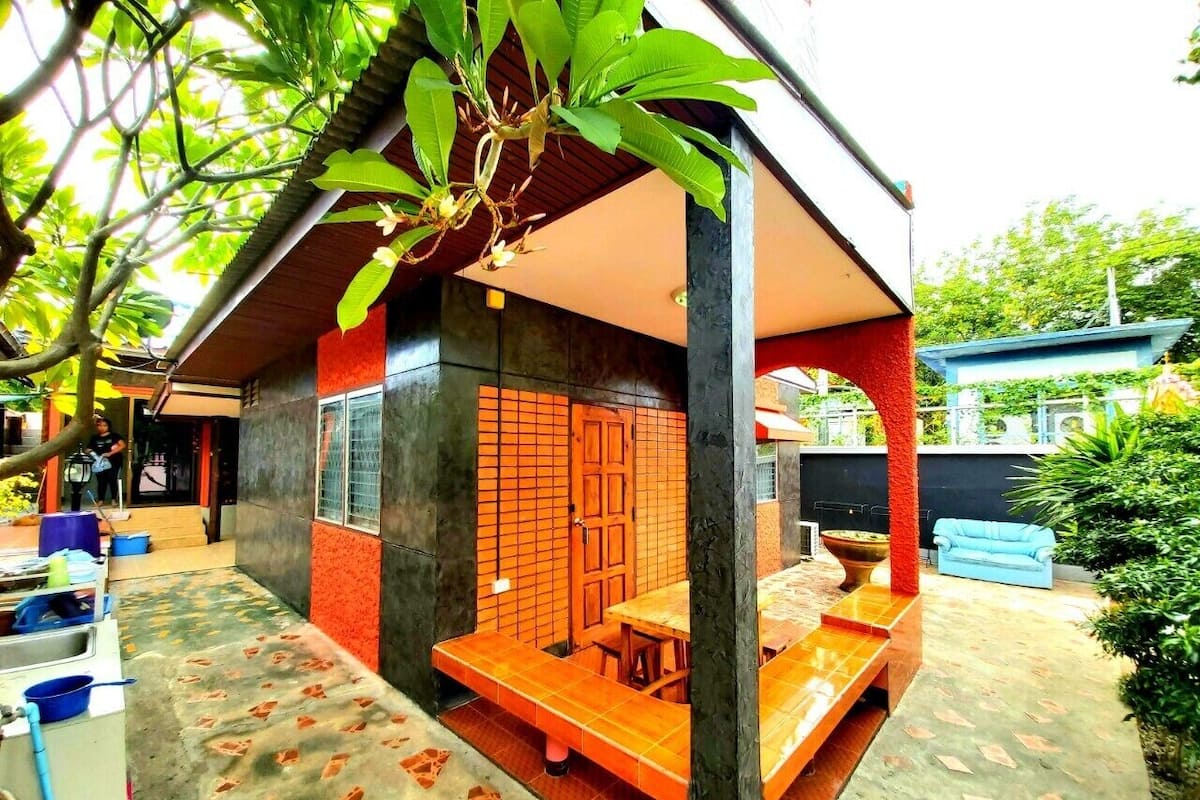 Deluxe Bungalow | Desk, soundproofing, rollaway beds, free WiFi