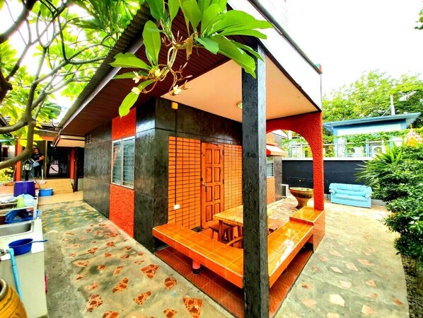 Deluxe Bungalow | Desk, soundproofing, rollaway beds, free WiFi - Walailak Bungalow Kohsrichang (Ko Sichang)
