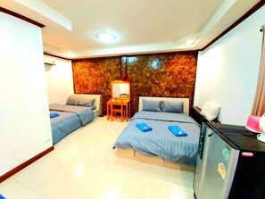 Superior Bungalow | Desk, soundproofing, rollaway beds, free WiFi - Walailak Bungalow Kohsrichang (Ko Sichang)
