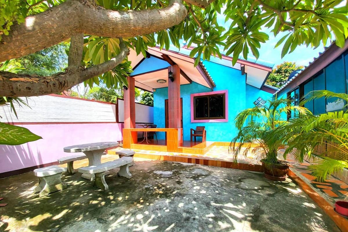 Standard Bungalow | Desk, soundproofing, rollaway beds, free WiFi