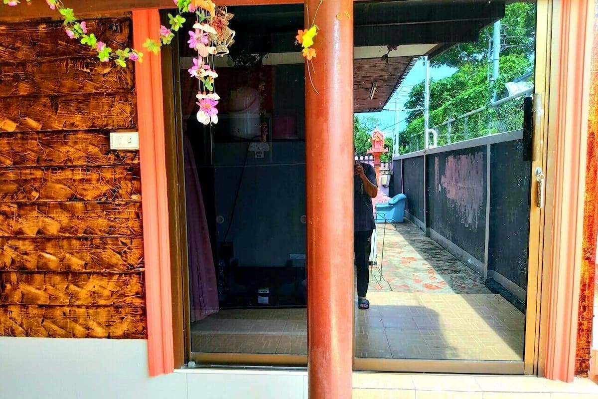Superior Bungalow | Desk, soundproofing, rollaway beds, free WiFi