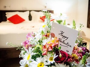 Premium bedding, pillowtop beds, in-room safe, individually furnished - Imagine Villa Hotel (Kamburugamuwa)
