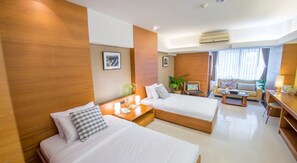 In-room safe, desk, free WiFi, wheelchair access - Laemtong Service Apartment (Si Racha)