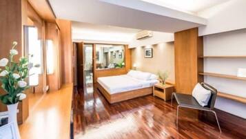 One-Bedroom Suite with Balcony | ์์ค | ์ค์๊ธฐ/์์กฐ ๊ฒฐํฉ, ์ ์  ์์กฐ, ๋ฌด๋ฃ ์ธ๋ฉด์ฉํ, ํค์ด๋๋ผ์ด์ด